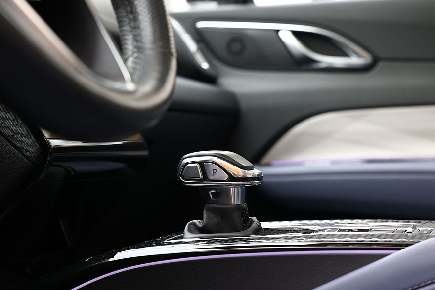 Красное знамя против четырёх колец: сравнительный тест Hongqi HS3 и Audi Q3