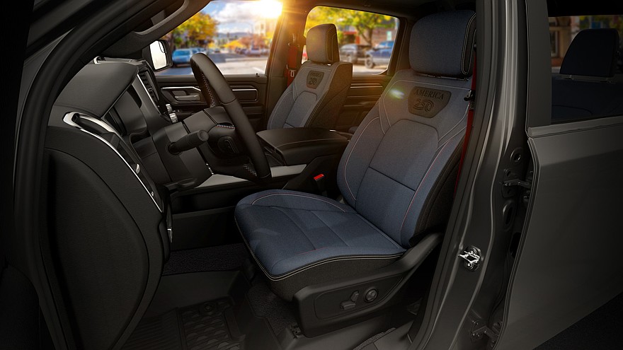 На фото: салон Ram 1500 Big Horn America250