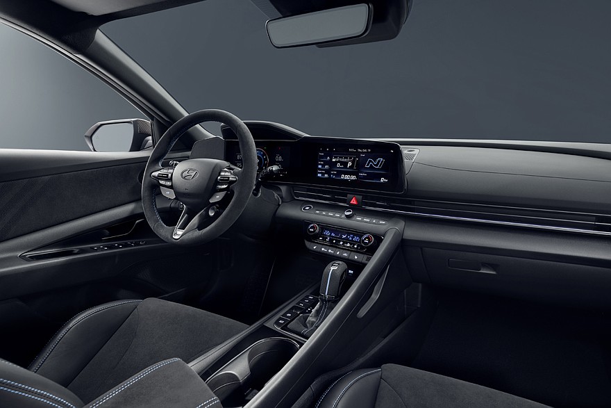 На фото: салон Hyundai Elantra N Monochrome