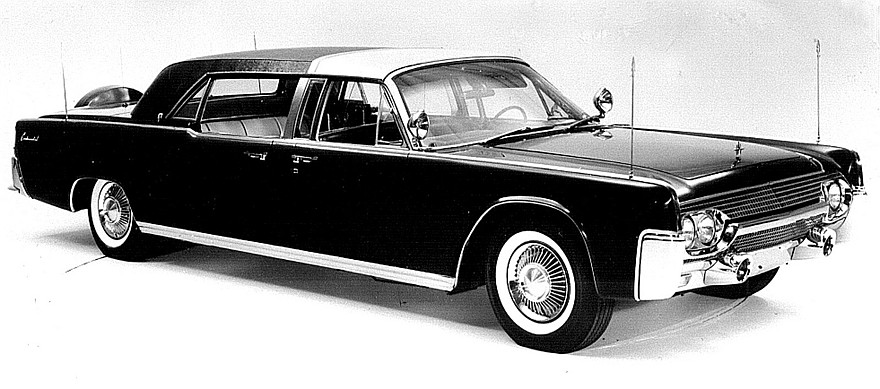 Модный и элегантный президентский лимузин Lincoln Continental с закрытым кузовом. 1961 год