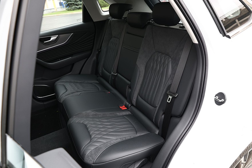 Больше не компромисс: необычный тест-драйв Hongqi HS5