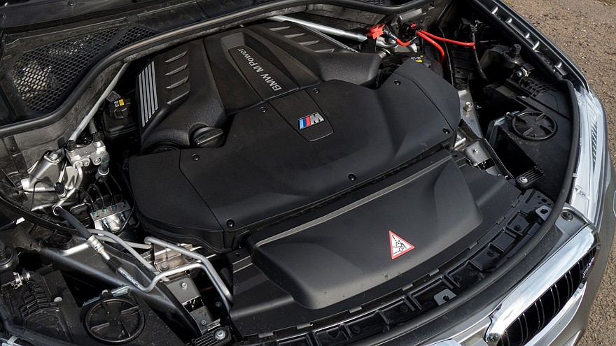 На фото: Под капотом BMW X5 M '2015–н.в.