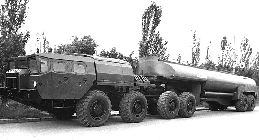 МАЗ-7410 с топливозаправщиком ТЗ-30 на шасси активного полуприцепа МАЗ-9989