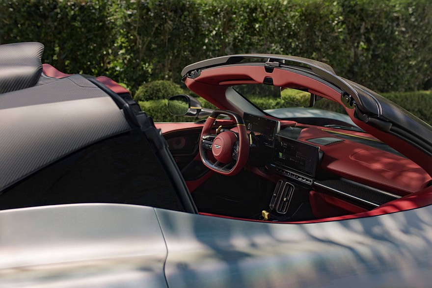 На фото: салон Aston Martin Valhalla Spider