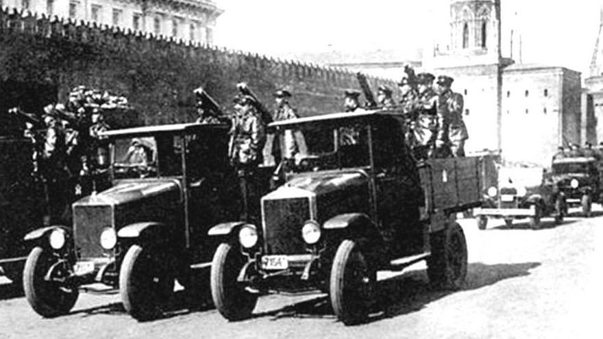 АМО-Ф-15 с пулеметными системами на параде в Москве. 1929 год