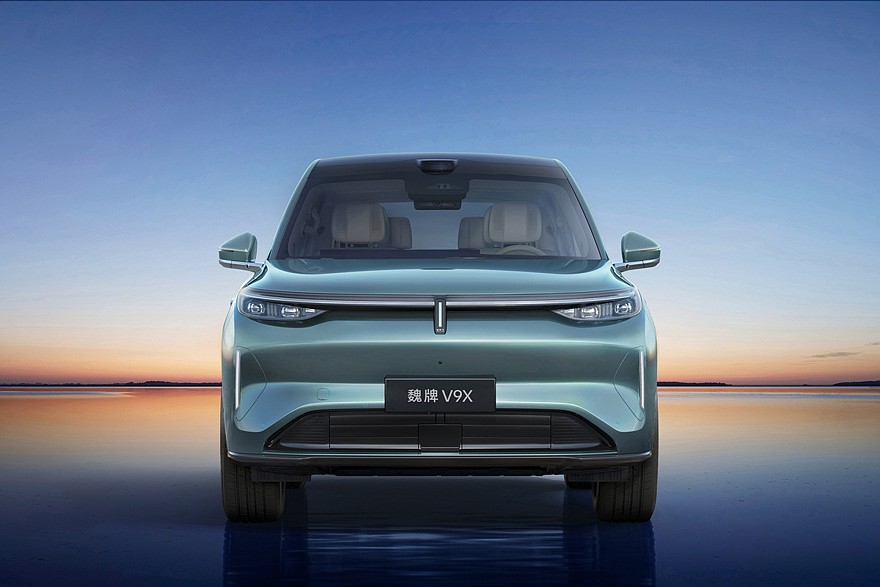 Короткий Wey V9X. Его марка позиционирует в качестве семейного автомобиля, хотя дизайн у него такой же, как у удлиненной версии