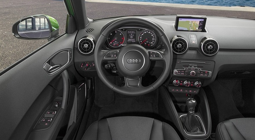 На фото: интерьер нынешнего Audi A1 Sportback