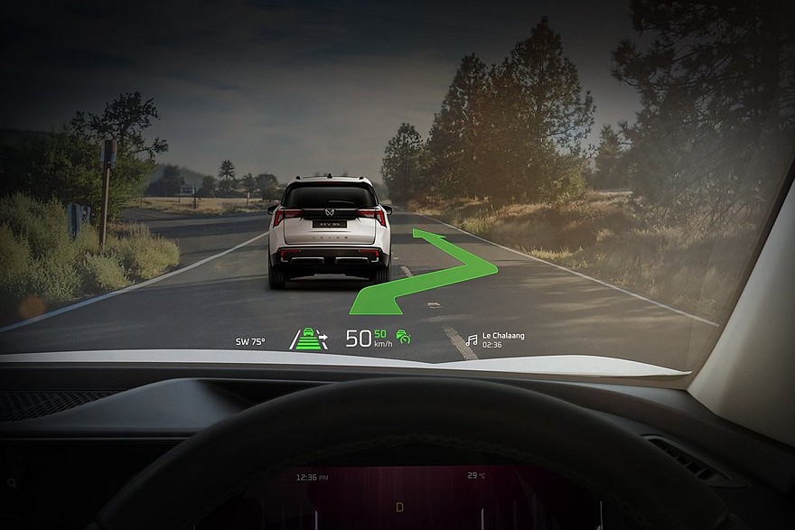 Семиместный кроссовер Mahindra XEV 9S представлен с несколькими вариантами начинки