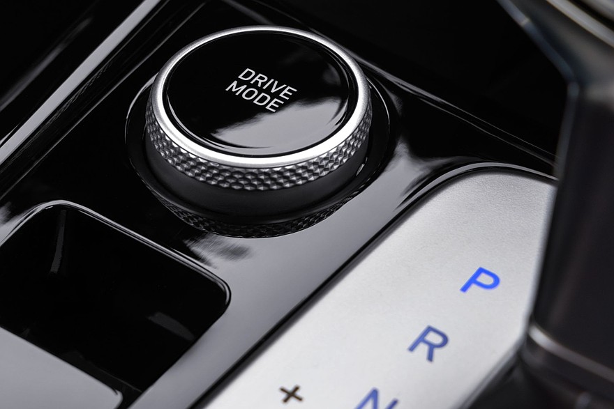 Электронные системы и панорамная крыша: изучаем комплектации Solaris HC