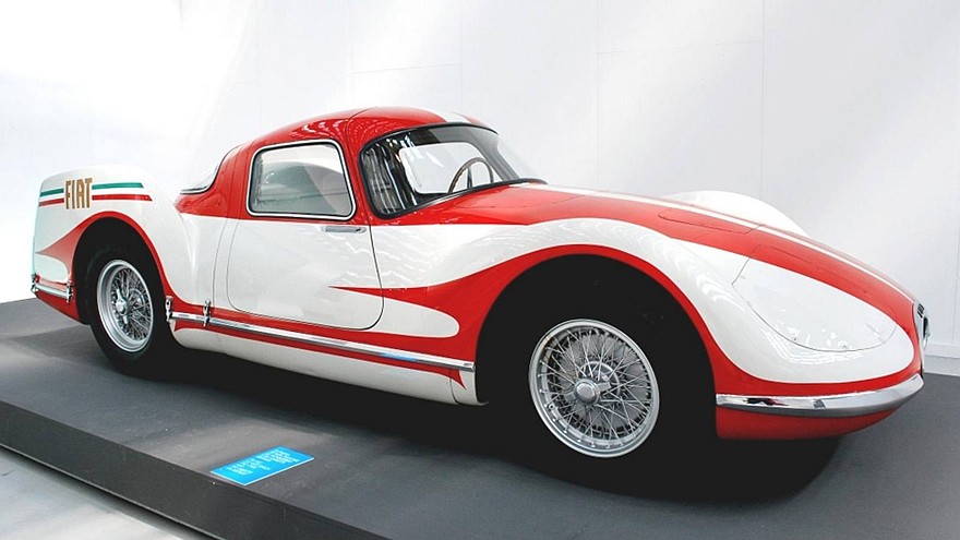 С 1948 года разработкой скоростной газотурбинной машины Turbina занимался итальянский концерн FIAT, приняв за основу своё «нормальное» спортивное купе модели 8V и конструкции авиационных турбовинтовых моторов. Ее шасси собрали в феврале 1954-го, а 10 апреля на свет появился эффектный обтекаемый красно-белый автомобиль с задними стабилизаторами, способный развивать скорость 250 км/ч.Автомобиль FIAT Turbina с задним силовым агрегатом и автоматической трансмиссией модели 8001Главной особенностью 300-сильного ГТД заднего расположения была особая трансмиссия модели 8001, автоматически регулировавшая рабочие режимы компрессора и тяговой турбины. При этом свежий воздух засасывался спереди и подавался к заднему компрессору по центральному тоннелю.При желании на этой схеме можно разглядеть всю «механическую мельницу» машины FIAT TurbinaАвтомобиль получил стальную трубчатую раму и независимую подвеску всех колес со стабилизаторами поперечной устойчивости. После испытаний и демонстрации на Туринском автосалоне в нём выявили множество недостатков, и дальнейшие работы пришлось прекратить.«Огненные птицы» от корпорации General MotorsКак только до далекой Америки долетели слухи о создании в Европе принципиально новых, но пока неиспытанных легковушек с ГТД к их созданию сразу подключились ведущие компании США. Понятно, что первой из них была корпорация General Motors. За короткое время она собрала три опытных работоспособных образца серии GM Firebird («Огненная птица»), более известные своим революционным самолетным стилем и брутальной внешностью, чем высокими техническими достижениями. Всё дизайнерское сопровождение контролировал вице-президент Харли Эрл.Известный дизайнер Харли Эрл во главе своего «огненного семейства» уникальных автомобилей FirebirdВ декабре 1953 года с первой экспериментальной газотурбинной машиной Firebird XP-21 (Firebird I) сразу же произошел конфуз: ее приняли за поставленный на четыре больших колеса одноместный реактивный истребитель с короткими крылышками, хвостовым стабилизатором и задним соплом.Странное авиационно-автомобильное сочетание по-американски — концепт-кар Firebird XP-21. 1953 годНелетающий истребитель GM Firebird XP-21 со спрятанным в корпусе ГТД и декоративным оперениемНо, присмотревшись, под стеклопластиковым кузовом можно было увидеть 380-сильный ГТД GT-302 компании Allison, весивший около 350 кг и разгонявший бутафорский самолет до 370 км/ч. Он снабжался по-автомобильному независимой подвеской и внутренними тормозными барабанами.Необычный газотурбинный автомобиль-самолет Firebird I в экспозиции GM Heritage CenterЧерез три года был представлен более строгий четырехместный вариант Firebird II (XP-43) с новым ГТД GT-304 в 200 сил при рабочем режиме 25 тысяч оборотов в минуту и дисковыми тормозами. На этот раз он был похож на гоночный автомобиль с передним остроконечным обтекателем и упрятанными в него фарами, небольшими боковыми крыльями, прозрачной крышей-фонарём и хвостовым оперением. В отличие от первенца его напичкали мелкими оригинальностями: двухсекционные двери, бортовой компьютер, блок автоматического переключения световых приборов.Второй газотурбинный вариант Firebird II, напоминавший рекордно-гоночный автомобиль. 1956 годХарли Эрл с удовольствием позирует у своего уникального газотурбинного детища GM Firebird IIВскоре за ним появилась третья приземистая шестиметровая «сказочная огненная птица» Firebird III (XP-73) с 225-сильным двигателем GT-305 и самолетным фонарём, ощетинившаяся всеми своими стеклопластиковыми кузовными панелями и ножевидными кромками дверей, крыльев и всевозможных хвостов. Для питания бортовых систем, кондиционера и круиз-контроля служил миниатюрный бензиновый движок в 10 сил.Третий газотурбинный уникум Firebird III с уймой полезных и бесполезных крыльев и крылышек. 1958 годChrysler Corporation: 27 лет во славу газовых турбинВ 1954 году эта корпорация сделала ставку на массовый выпуск перспективных легковых машин с газотурбинными силовыми установками. Для этого было создано специальное подразделение Chrysler Turbine Car, где под руководством главного конструктора Джорджа Хюбнера создавалось обширное семейство легковушек массового пользования с ГТД собственной конструкции, которые внешне особо не отличались от серийных моделей Dodge и Plymouth.Листалка из 3 фото с разными подписямиГазотурбинная 100-сильная машина Plymouth Belvedere после завершения пробега «от океана до океана». 1956 годДемонстрация автомобиля Plymouth Fury с двигателем CR-2. Слева — изобретатель Джордж Хюбнер. 1959 годГазотурбинное купе Dodge Dart-330 Turbo с 140-сильным ГТД CR-2A после пробега вокруг Америки. 1962 годВ начале 60-х исключением из правил стал эффектный шоу-кар Chrysler TurboFlite с экстравагантным кузовом работы итальянской дизайнерской фирмы Ghia и собственным 140-сильным агрегатом CR-2A. Автомобиль выделялся узким клиновидным передком, задними крыльями со связывавшим их антикрылом и широкими боковыми дверями, при открывании которых приподнималась и откидывалась назад солидная конструкция, состоявшая из крыши, лобового и боковых окон.Одна из самых красивых газотурбинных «легковушек» — опытная модель Chrysler TurboFlite. 1961 годПочти полностью разбиравшаяся для прохода в салон экспериментальная машина TurboFlite с кузовом GhiaВ 1960-е самым удачным и наиболее перспективным газотурбинным легковым автомобилем считался двухдверный седан Chrysler Turbine, построенный достаточно крупной партией из 50 машин. Интересно, что для оценки будущего спроса их бесплатно раздавали избранным клиентам и рядовым американским автомобилистам, каждый из которых мог бесплатно пользоваться такой машиной в течение трех месяцев и затем высказать свое мнение. Одновременно их демонстрировали во многих штатах Америки и за рубежом.Сборка легковых автомобилей Chrysler Turbine на новом заводе в Челси, штат МичиганТест-драйв газотурбинной машины Chrysler Turbine на холмистой местности. 1963 годПривлекательный и комфортный четырехместный кузов с виниловой крышей собирала итальянская фирма Ghia и отравляла его в Америку. Передняя часть автомобилей напоминала воздухозаборники реактивных самолетов, задок был похож на сопла авиационных турбин, а яркий и богато оформленный красно-оранжевый салон, напоминавший самые дорогие и роскошные лимузины, почему-то не имел кондиционера. В подкапотном пространстве умещался модернизированный ГТД А-831 мощностью 130 л.с., весивший всего 186 килограммов.Листалка из 4 фото с разными подписямиОдин из 50 собранных автомобилей Chrysler Turbine с 130-сильной газовой турбиной. 1963 годЗадняя часть машины была выполнена в авиационном стиле и напоминала два сопла самолетных турбинЯркое и броское оформление салона с хромированными деталями и кожаными сиденьямиПод капотом автомобиля Turbine свободно помещался новый газотурбинный агрегат A-831Все эти невероятные усилия и затраты по проталкиванию газотурбинной машины успеха не принесли. При мягкости хода, стабильности движения и отсутствии регулярного техобслуживания автомобиль оказался ненасытным, требуя по 20 литров горючего на 100 километров. Он не мог работать на этилированном бензине и издавал невероятный шум на больших скоростях. В 1967-м почти все машины Chrysler Turbine были отозваны и пущены под пресс. Только в частных коллекциях и музеях сохранились семь-восемь экземпляров.Так начался стремительный закат газотурбинной автотехники, и только компания Chrysler умудрилась продержаться еще двадцать (!) лет, приспосабливаясь к новым жёстким нормативам для обычных легковушек. На машины выпуска 1960–1970-х годов обрушились проблемы аномально высокого уровня оксидов азота в выхлопных газах и максимальной экономии топлива. На помощь автомобилям последнего седьмого поколения пришла фирма Ghia, придавшая им особую специфическую угловато-остроконечную внешность.Представительский автомобиль Imperial LeBaron концерна Chrysler с 125-сильным ГТД. 1977 годПоследняя газотурбинная машина компании Chrysler на базе автомобиля Dodge Mirada. 1980 годНо всё это не помогло. До начала 1981 года в общей сложности корпорация Chrysler собрала 77 газотурбинных машин, включая 50 экземпляров модели Turbine, уничтоженных собственными руками. В следующей статье мы расскажем об уникальных советских и иностранных рекордных автомобилях, тяжелых грузовиках и междугородных автобусах с газотурбинными двигателями. На заглавной фотографии — Скоростная газотурбинная машина Firebird XP-21 на фоне легкого бомбардировщика F-84F (1953 год)