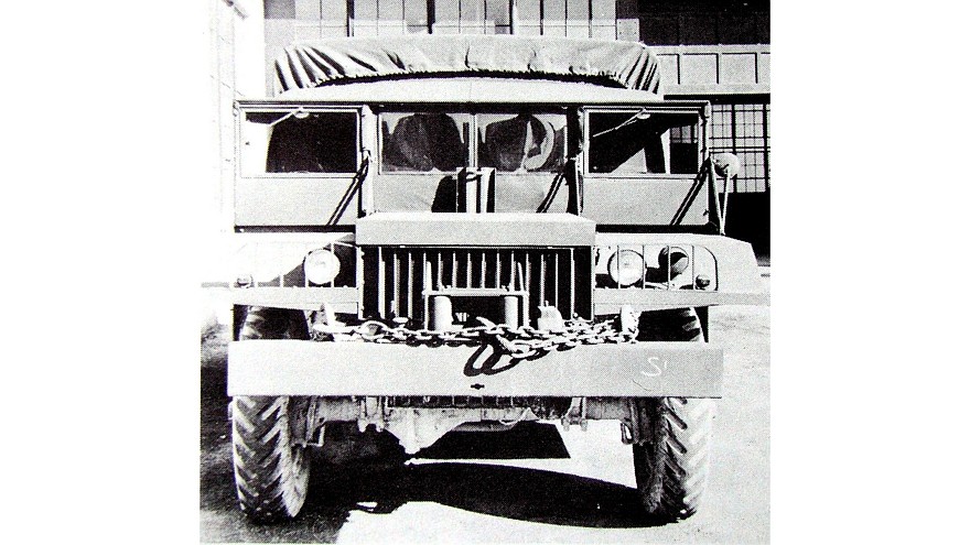 На фото: Автомобиль LB с широкой кабиной и двумя сиденьями по бокам рамы