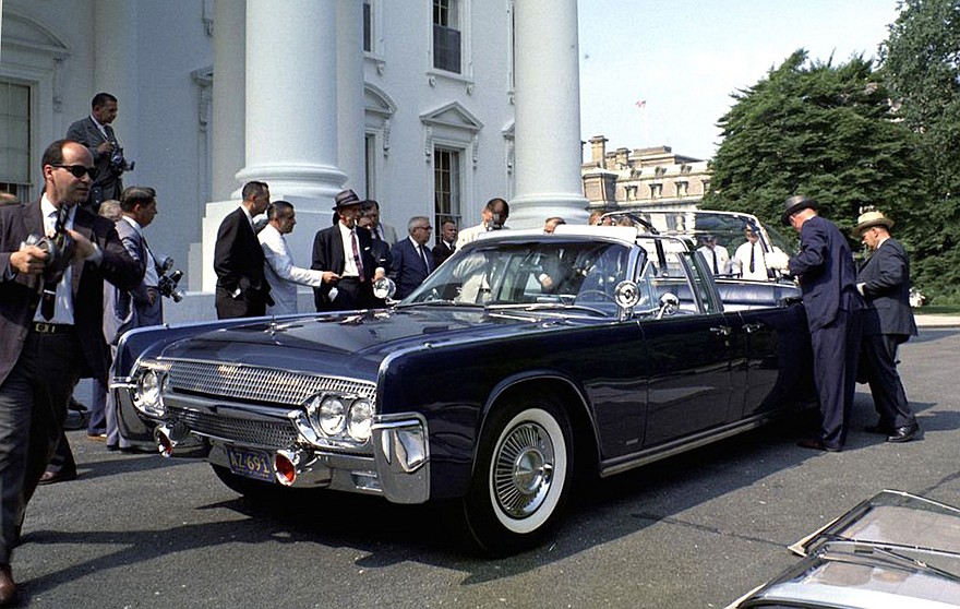 Президентская машина SS-100-Х цвета морской волны на шасси Lincoln Continental около Белого дома