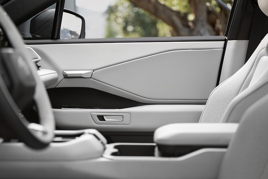 На фото: салон Toyota Highlander нового поколения