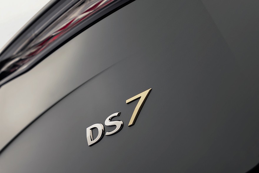 На фото: DS 7 Performance Line