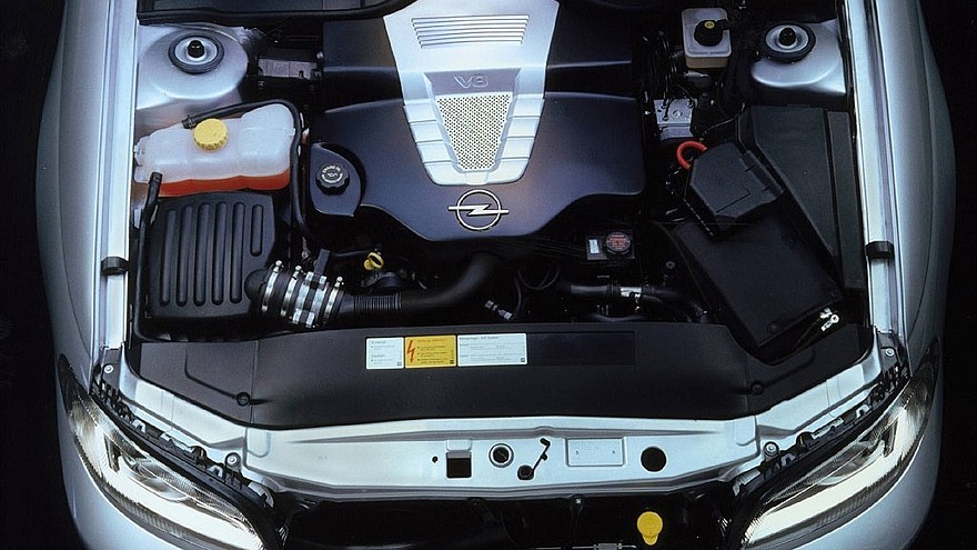 На фото: Под капотом Opel Omega V8 (B) '2000