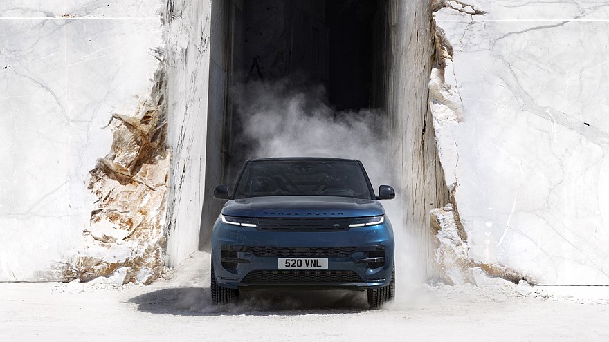 На фото: Range Rover Sport Electric