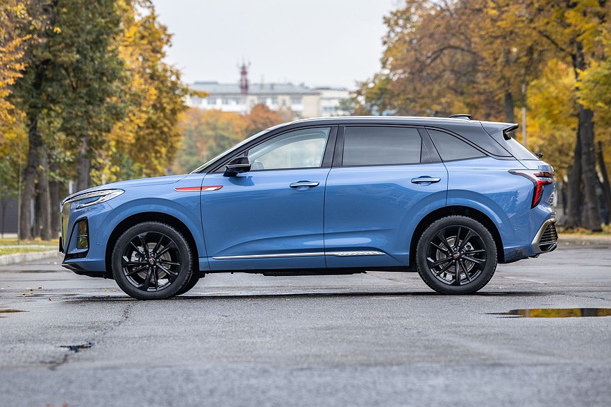 Красное знамя против четырёх колец: сравнительный тест Hongqi HS3 и Audi Q3