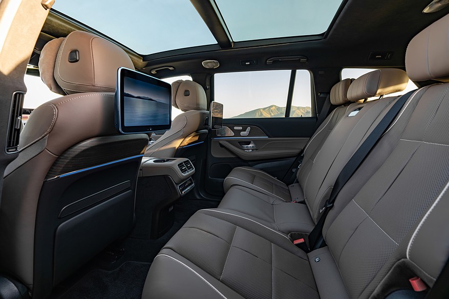 На фото: салон обновлённого кроссовера Mercedes-Benz GLS