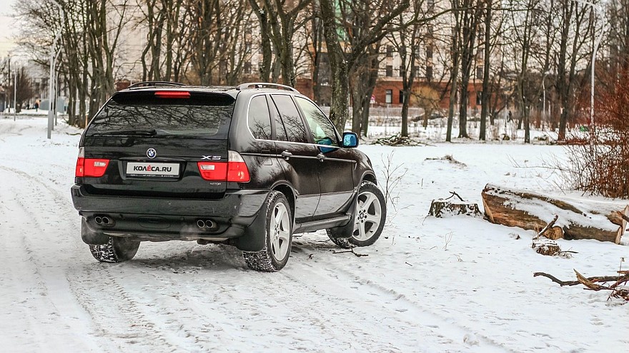 BMW X5 E53 чёрный вид сзади