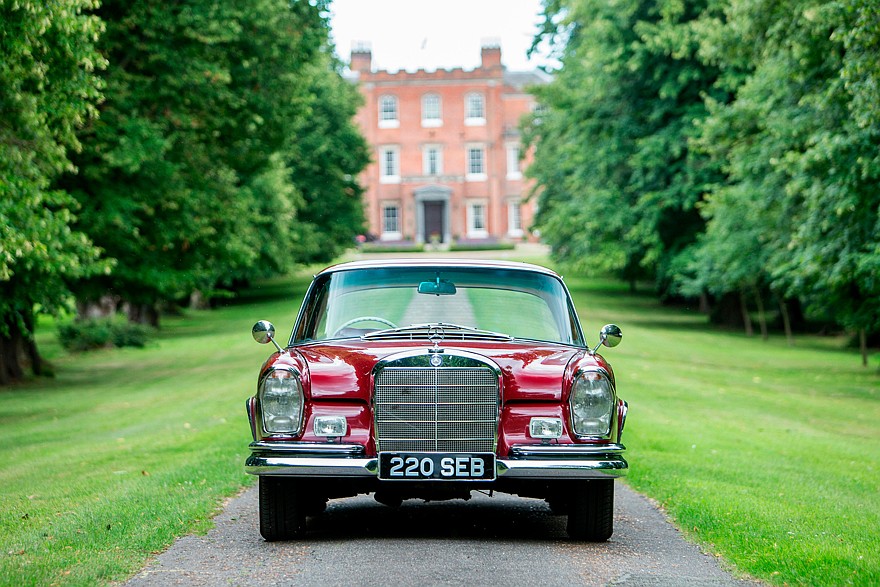 Купе Mercedes-Benz W111/112 (1959–1971) c вертикальной прямоугольной оптикой, причем в версии для североамериканского рынка фары превращались в круглые и раздельные