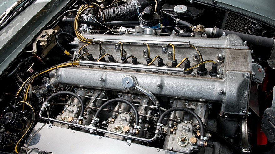 На фото: двигатель Aston Martin DB4 G.T. Continuation
