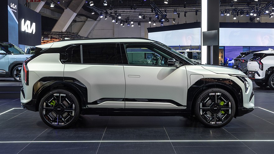 На фото: Kia EV3 GT