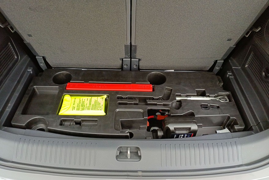 Крылатые габариты, немного эвкалипта и сила пользовательских настроек: тест-драйв Hongqi HS7