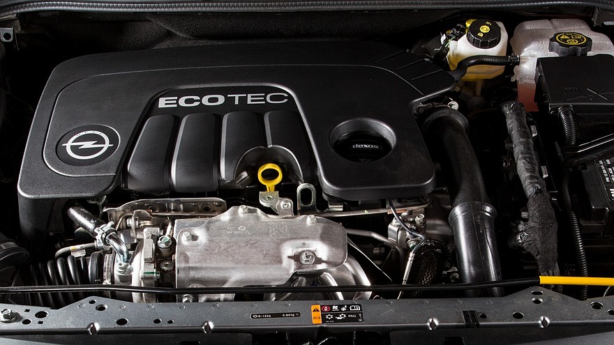 На фото: Под капотом Opel Astra (J) '2012–15