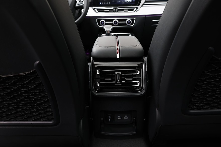 Больше не компромисс: необычный тест-драйв Hongqi HS5