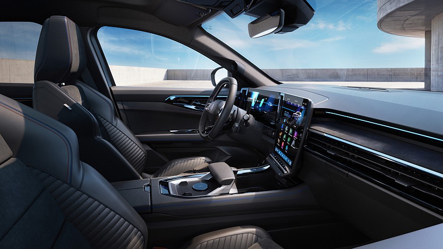 На фото: салон Renault Rafale Hypnotic