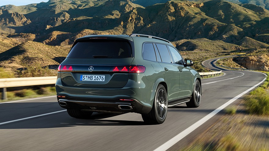 На фото: обновлённый кроссовер Mercedes-Benz GLS