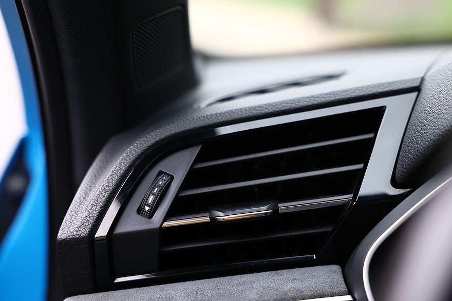 Красное знамя против четырёх колец: сравнительный тест Hongqi HS3 и Audi Q3