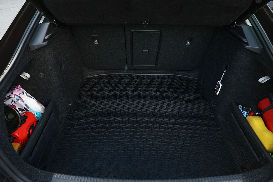 Skoda Octavia A7 с пробегом: ржавые пороги, дыры в дверях и комфортный салон из пластика