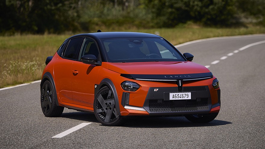 На фото: хот-хэтч Lancia Ypsilon HF