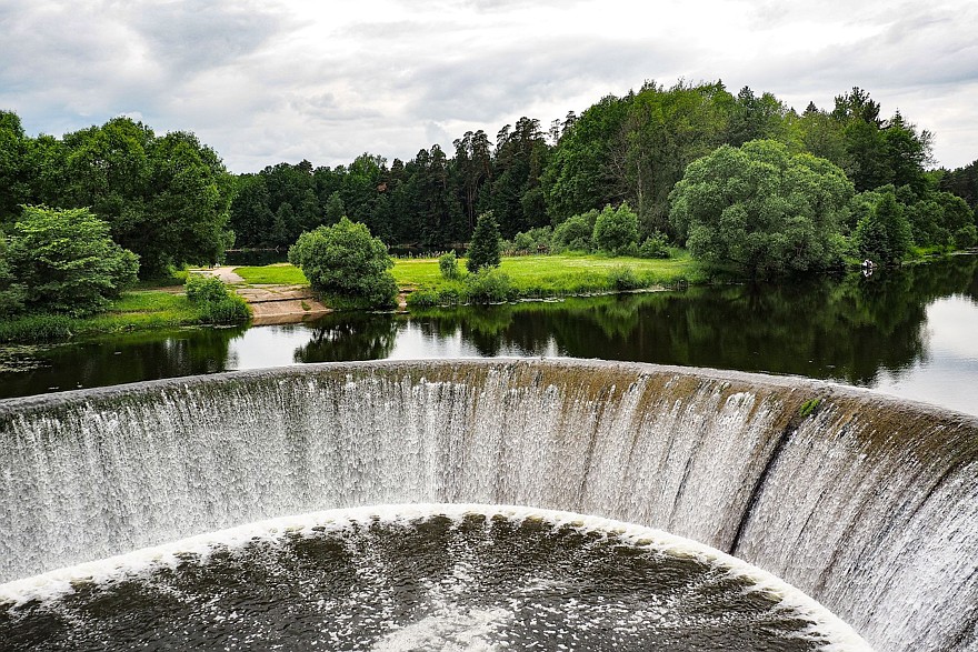 По Волоколамскому шоссе: первая ГЭС, две усадьбы и «штурмгешутц»