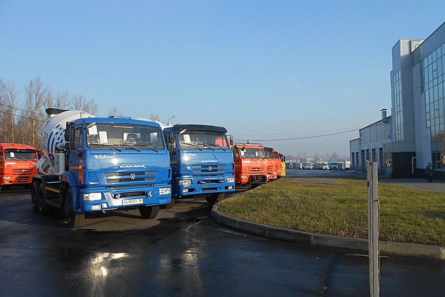 На фото: грузовые автомобили КАМАЗ