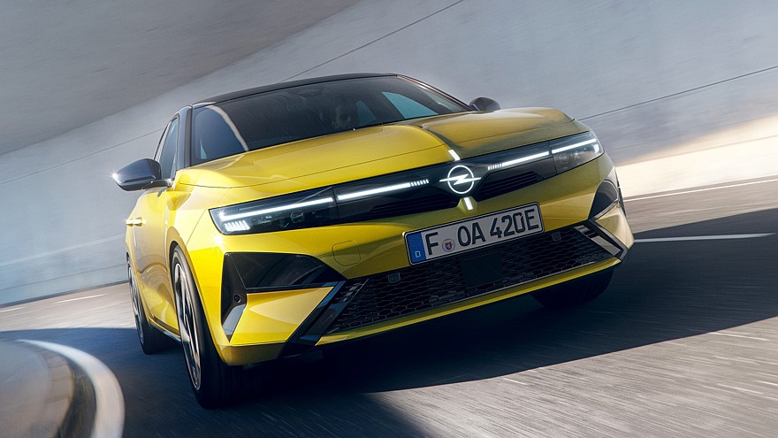 Обновлённый Opel Astra: премиальные фары, салон из вторсырья и батарейка побольше