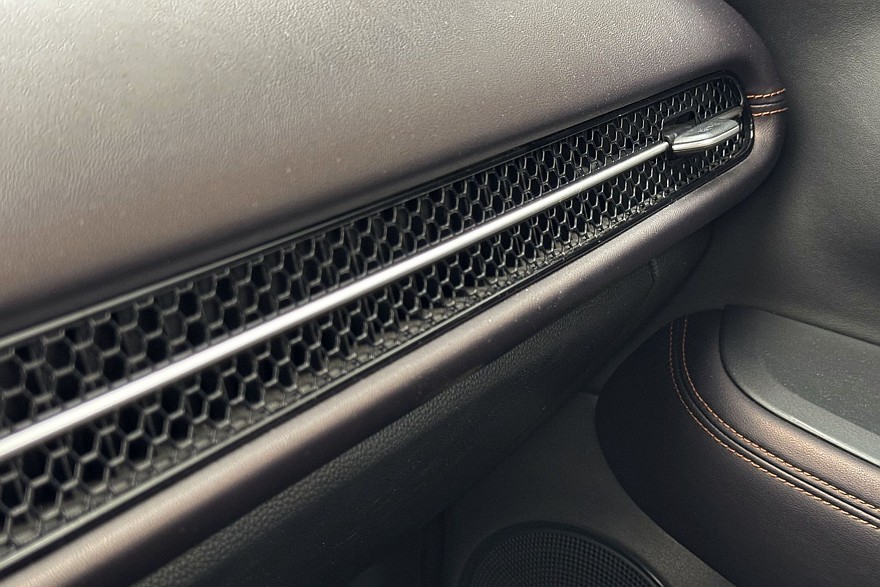 Японский минимализм с европейским лицом: тест-драйв Honda ZR-V