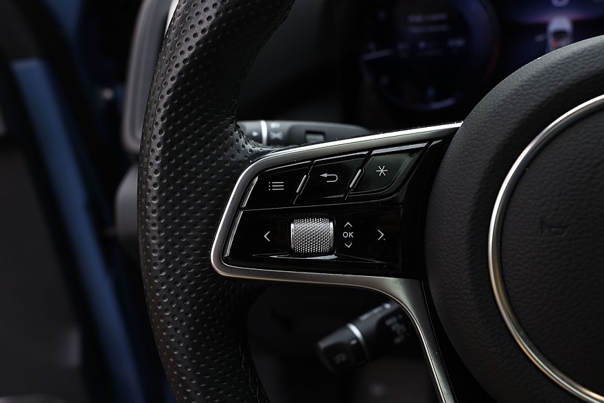 Красное знамя против четырёх колец: сравнительный тест Hongqi HS3 и Audi Q3