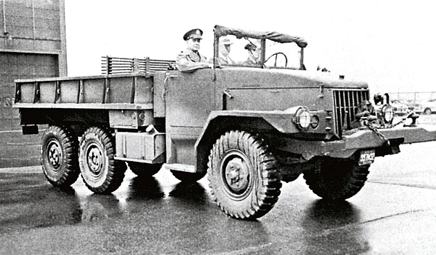 На фото: Опытный образец перспективного грузовика Studebaker на испытаниях
