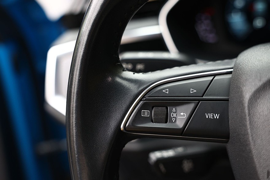 Красное знамя против четырёх колец: сравнительный тест Hongqi HS3 и Audi Q3