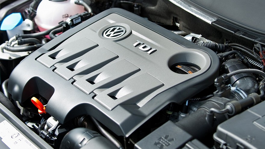 На фото: Под капотом Volkswagen Passat '2010–15