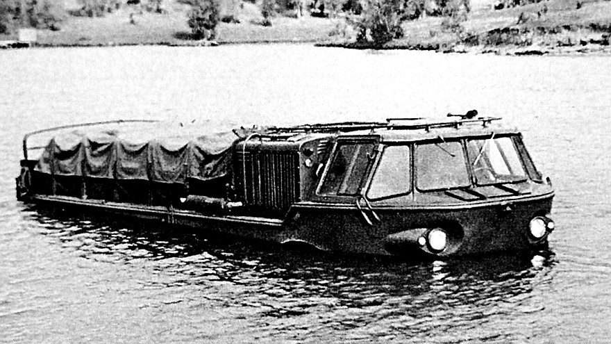 Автомобиль ЗИЛ-135 на испытаниях в водоеме полигона НИИАП