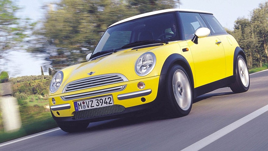 Mini Cooper (R50) '2001–04 жёлтый в движении