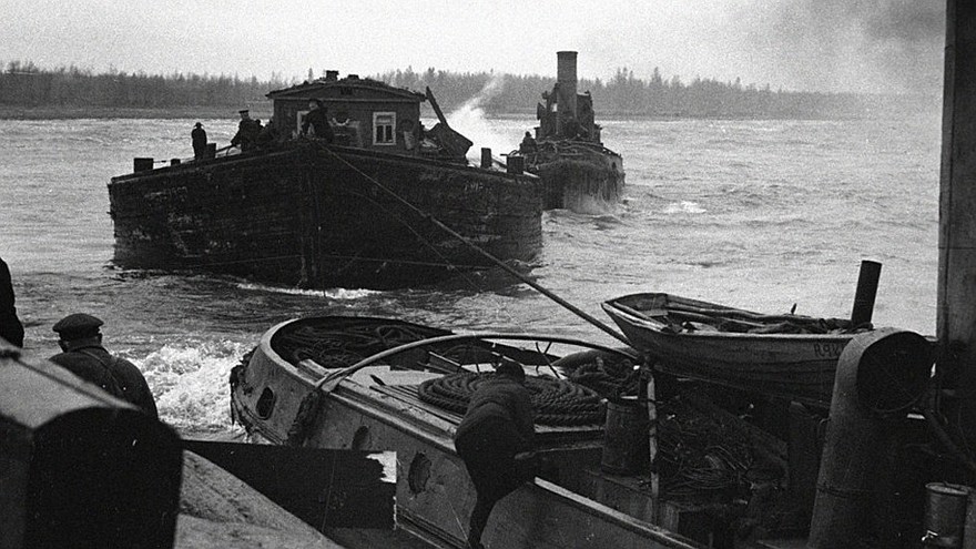 На фото: Подвоз продуктов по Ладожскому озеру (Сентябрь 1942)