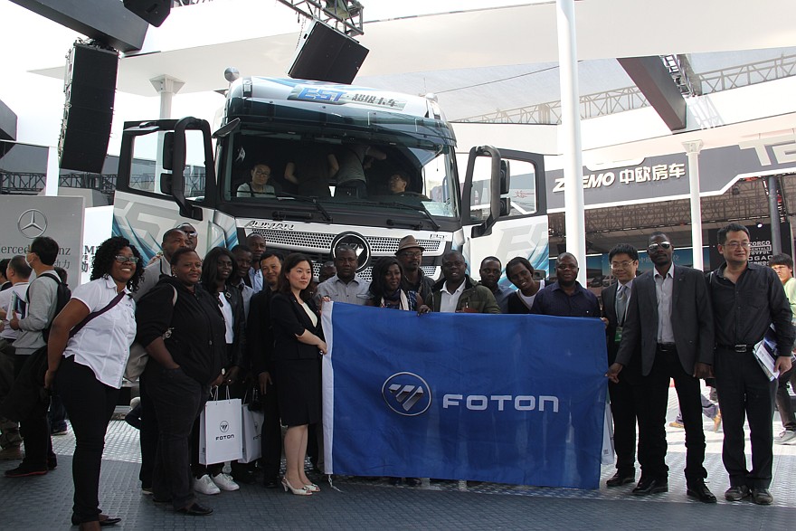 A-group-photo-of-Foton-personnel-and-African-media-reporters-in-front-of-a-Foton-Auman-Internet-super-truck