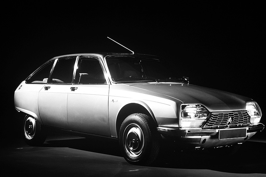 Отличить версию с РПД (второе и третье фото) от обычного GS можно было по более широким передним крыльям и увеличенной колее передних колёс