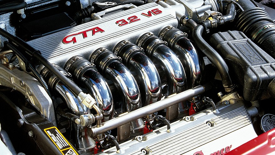 На фото: Под капотом Alfa Romeo 156 GTA (932A) 