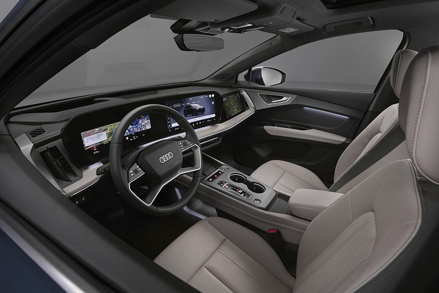 На фото: салон посвежевшего кроссовера Audi Q4 e-tron