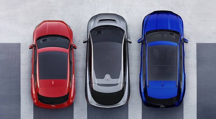 Серийный Jaguar I-Pace стоит посередине. Слева — Jaguar E-Pace, справа — Jaguar F-Pace